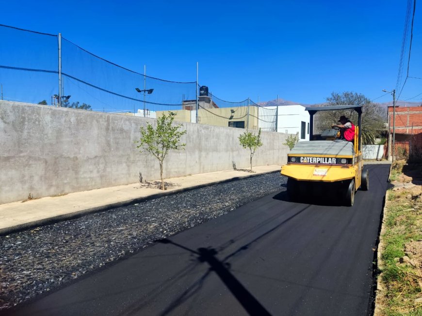 Alcaldía de Tarija asfalta calles en beneficio de las familias del barrio Municipal
