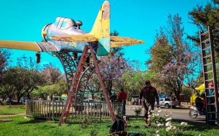 Alcaldía de Tarija inicia la refacción del avión histórico ubicado en la Av. Víctor
