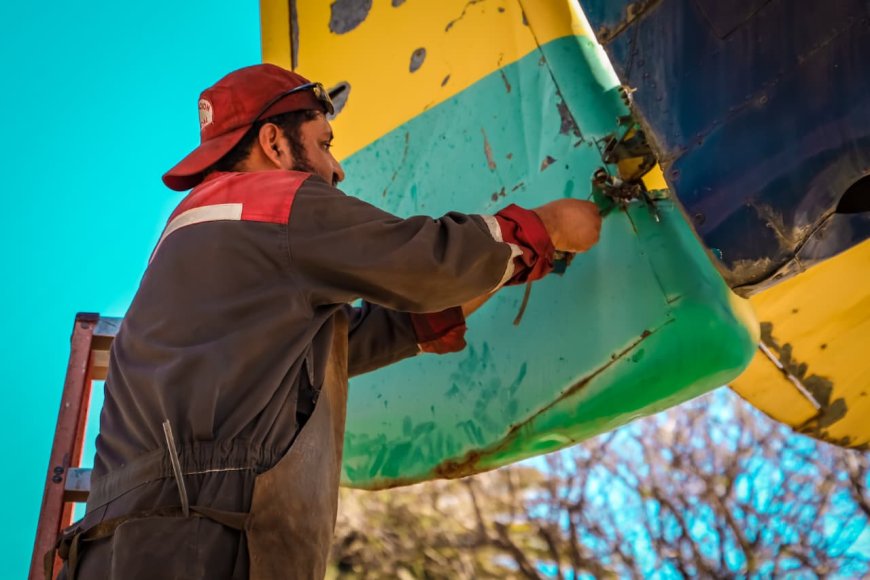 Alcaldía de Tarija inicia la refacción del avión histórico ubicado en la Av. Víctor