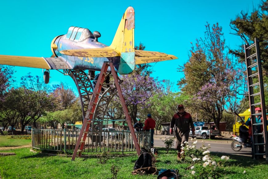 Alcaldía de Tarija inicia la refacción del avión histórico ubicado en la Av. Víctor