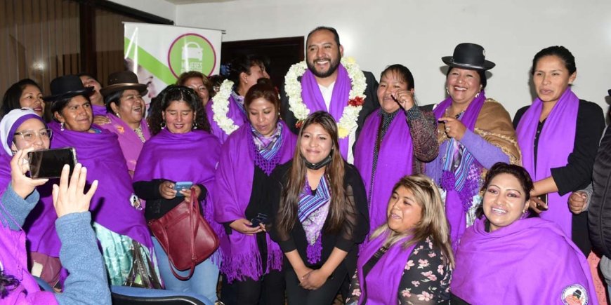 Choferes se oponen con violencia a una línea de taxis integrado por mujeres