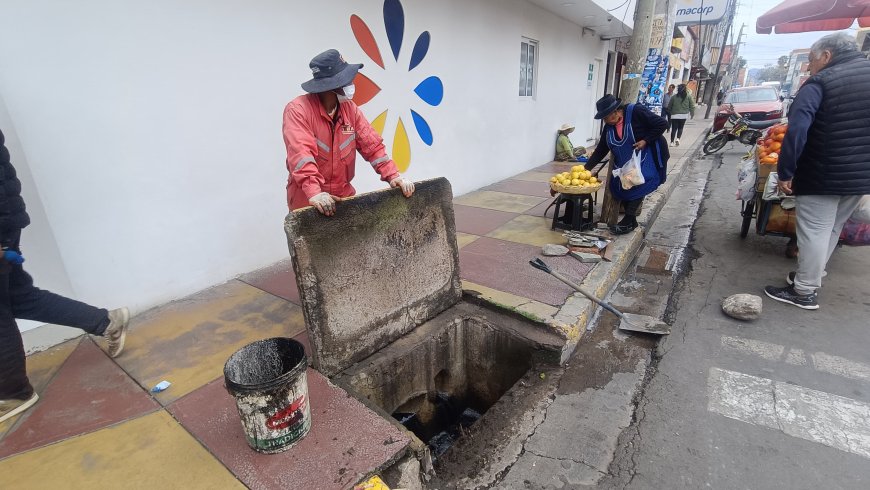 Alcaldía de Tarija continúa con la limpieza y mantenimiento de las 800 boca-tormentas