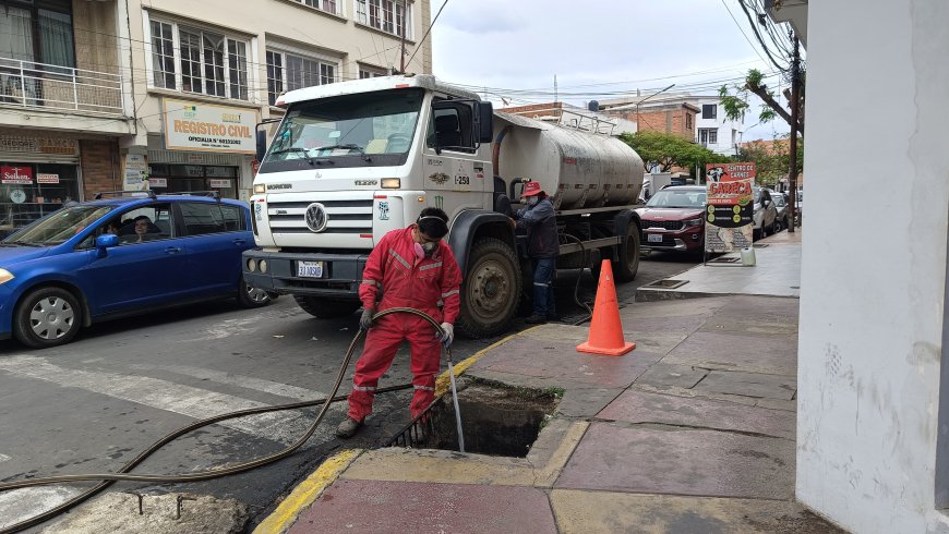 Alcaldía de Tarija continúa con la limpieza y mantenimiento de las 800 boca-tormentas