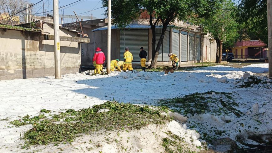 Alcaldía de Tarija continúa atendiendo zonas afectadas por la granizada