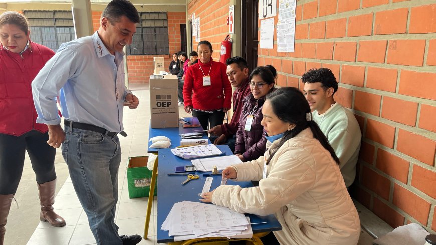 Alcalde de Tarija emite su voto