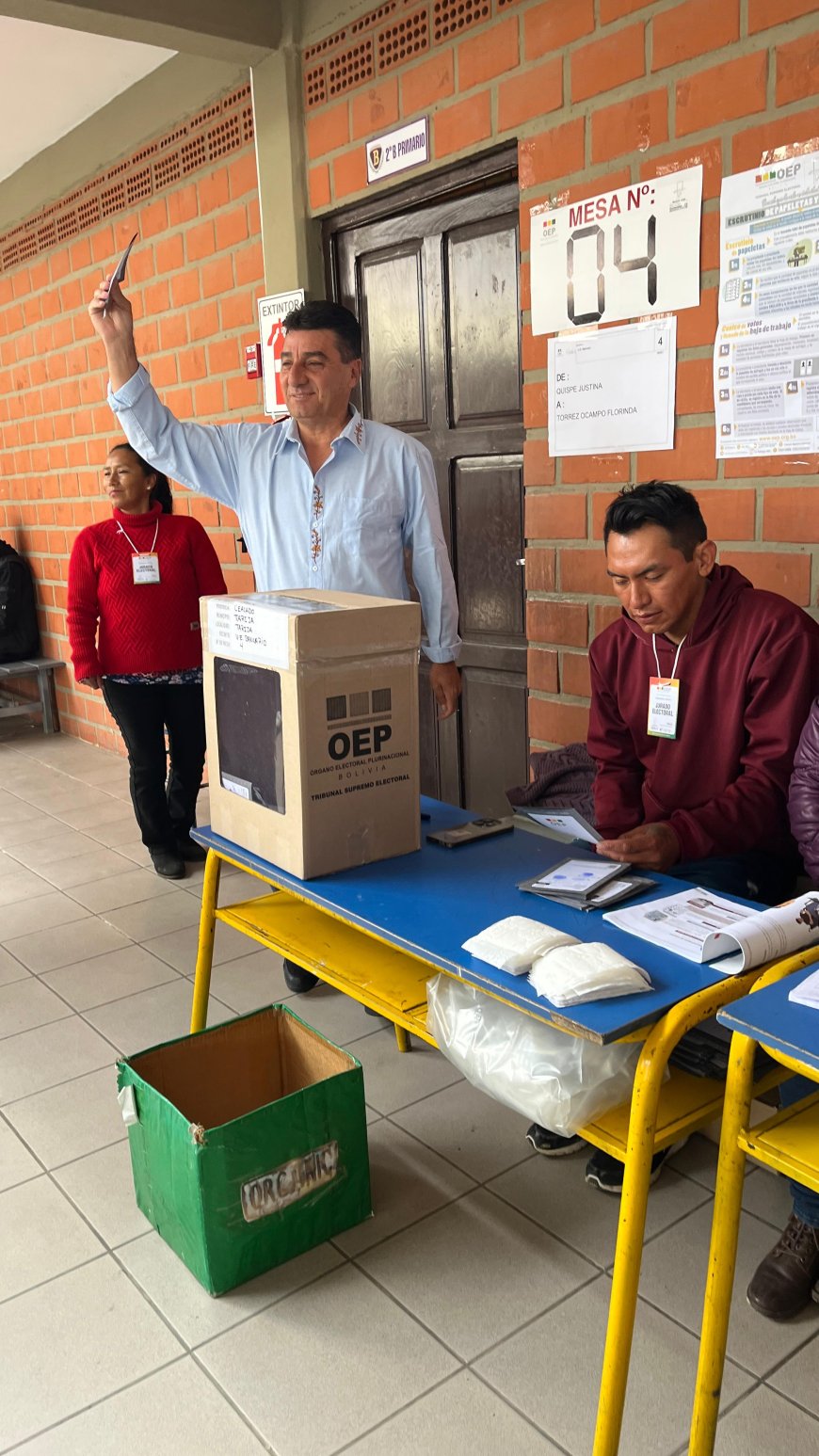 Alcalde de Tarija emite su voto