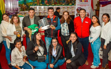 Alcaldía de Tarija entrega equipamiento a 30 emprendedoras que comercializarán fruta deshidratada