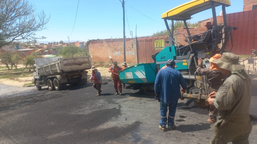 Alcaldía asfalta calle 26 de mayo que conecta al Distrito 8 y 9