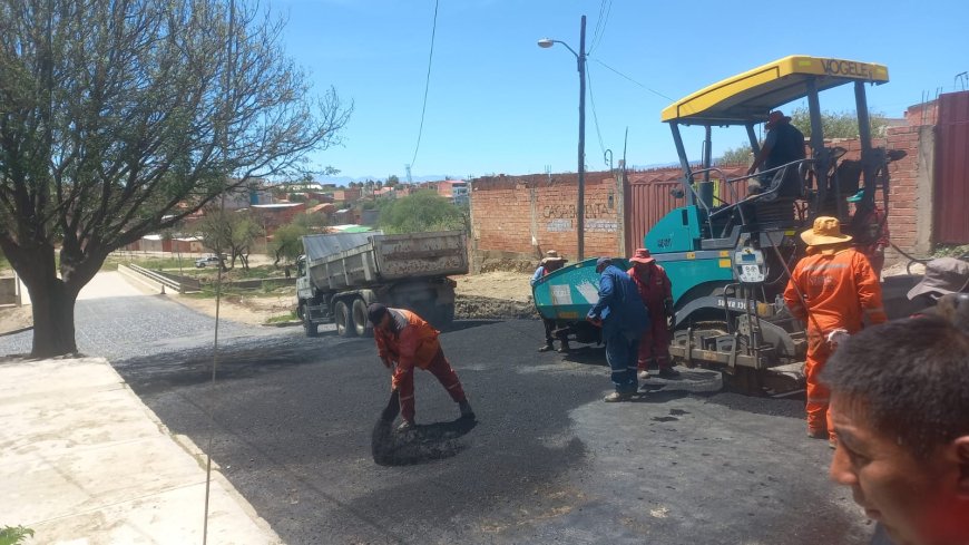 Alcaldía asfalta calle 26 de mayo que conecta al Distrito 8 y 9