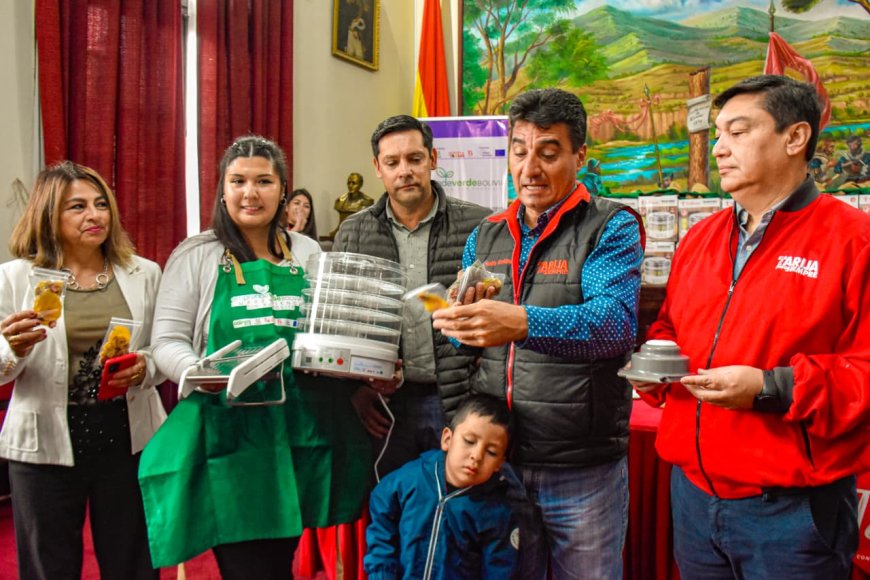 Alcaldía de Tarija entrega equipamiento a 30 emprendedoras que comercializarán fruta deshidratada