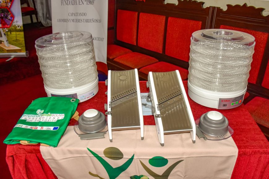 Alcaldía de Tarija entrega equipamiento a 30 emprendedoras que comercializarán fruta deshidratada