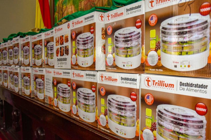 Alcaldía de Tarija entrega equipamiento a 30 emprendedoras que comercializarán fruta deshidratada