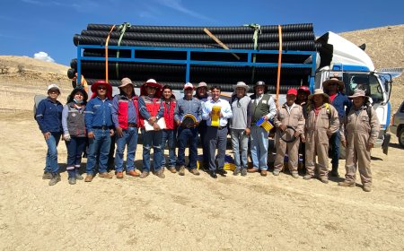 Alcalde entrega tuberías para el sistema de captación para el manejo de residuos en el CTRs