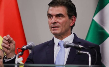 El gobierno anuncio que la gasolina subira a Bs. 6,96 y el diesel a Bs. 9,8, marcando el fin de l subvencion y un nuevo giro económico