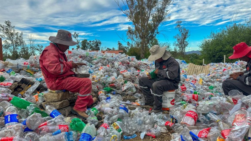 La Alcaldía de Tarija a través de la dirección de obras públicas estan realizando adornos navideños