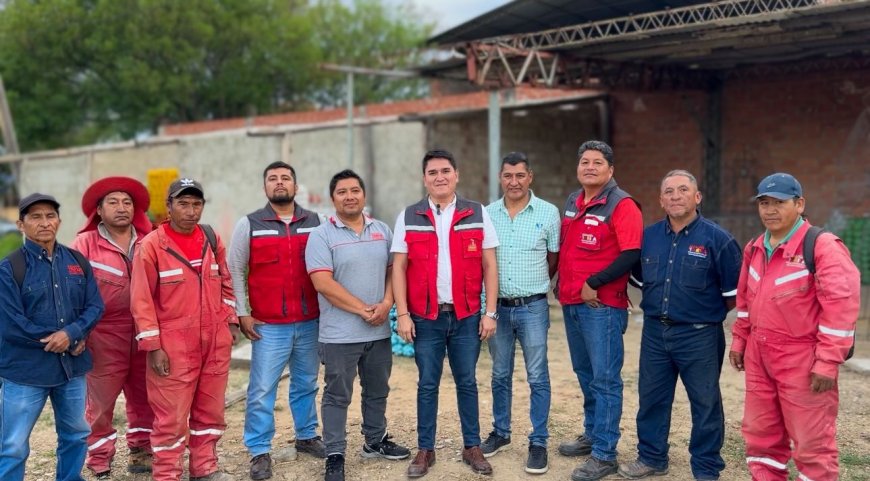 La Alcaldía de Tarija a través de la dirección de obras públicas estan realizando adornos navideños