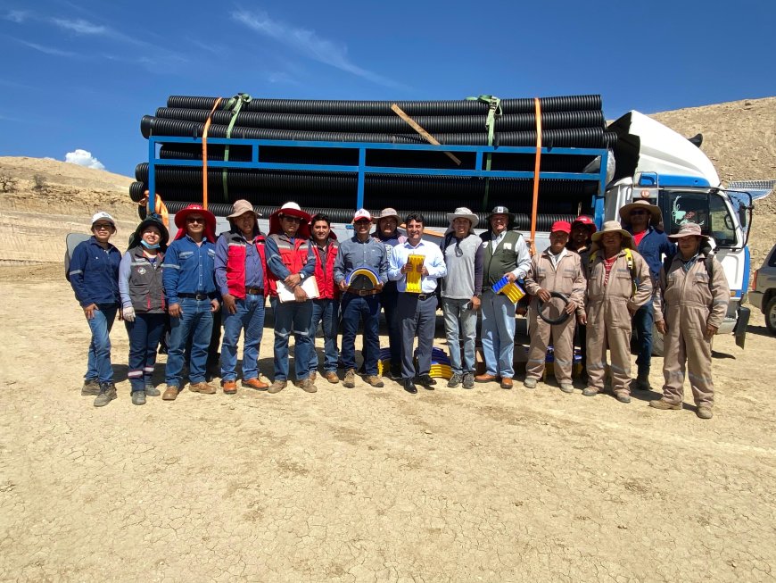 Alcalde entrega tuberías para el sistema de captación para el manejo de residuos en el CTRs