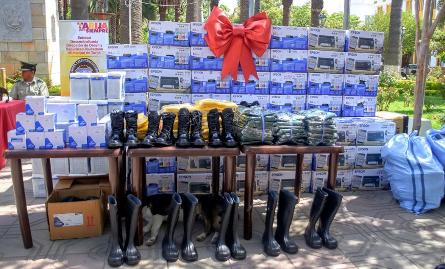 Alcalde entrega equipamiento y mobiliario a la Policía de Tarija