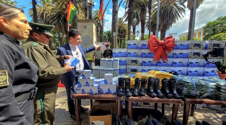 Alcalde entrega equipamiento y mobiliario a la Policía de Tarija
