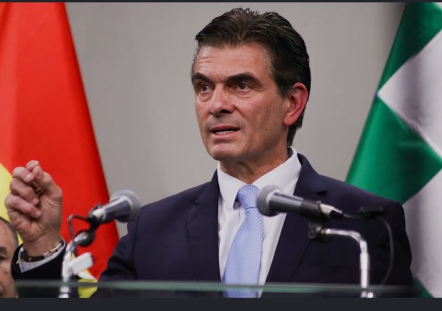 El gobierno anuncio que la gasolina subira a Bs. 6,96 y el diesel a Bs. 9,8, marcando el fin de l subvencion y un nuevo giro económico