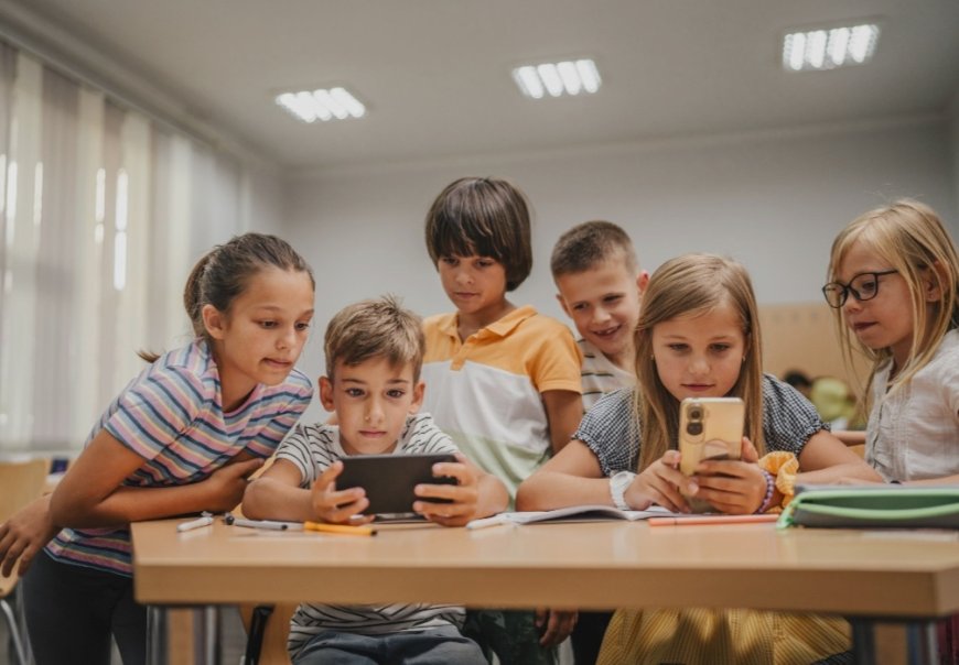 Se prohíbe celulares en colegios desde 2026 informa el Ministerio de Educación