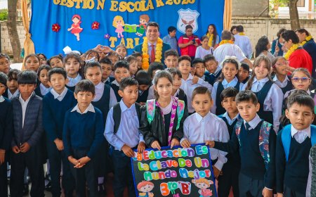 Alcalde de Tarija entrega material de escritorio,limpieza, deportivo y mobiliario nuevo