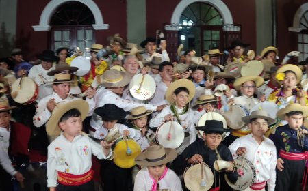 Entre coplas y tocando el erke y la caja