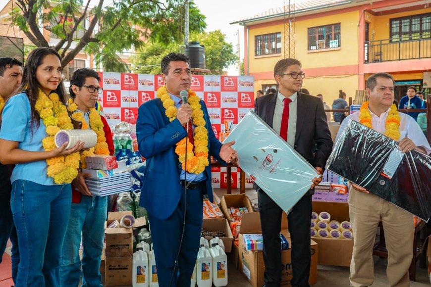 Alcalde de Tarija entrega material de escritorio,limpieza, deportivo y mobiliario nuevo
