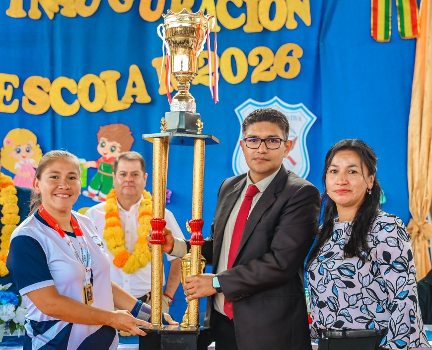 Alcalde de Tarija entrega material de escritorio,limpieza, deportivo y mobiliario nuevo