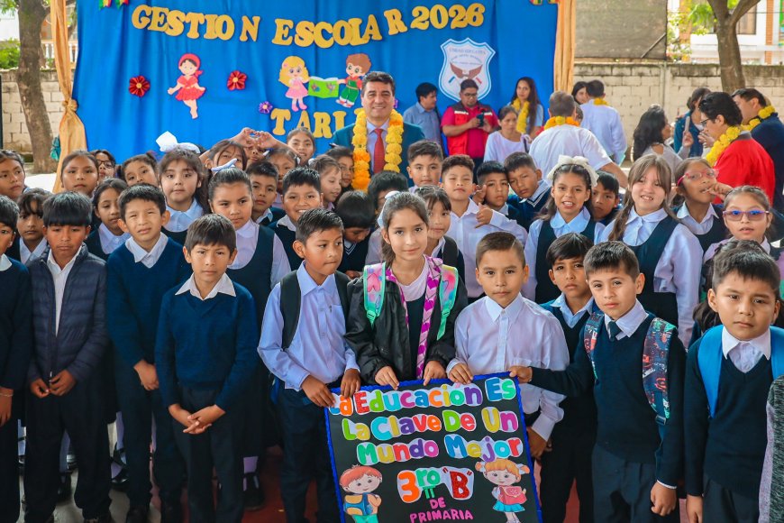 Alcalde de Tarija entrega material de escritorio,limpieza, deportivo y mobiliario nuevo