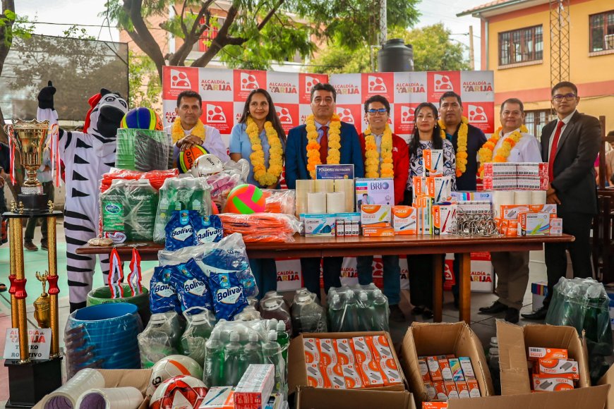 Alcalde de Tarija entrega material de escritorio,limpieza, deportivo y mobiliario nuevo