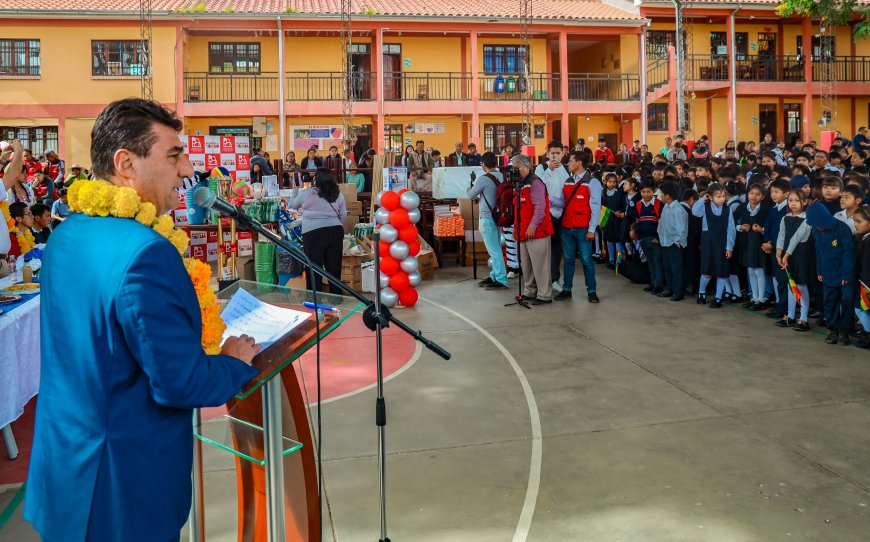 Alcalde de Tarija entrega material de escritorio,limpieza, deportivo y mobiliario nuevo