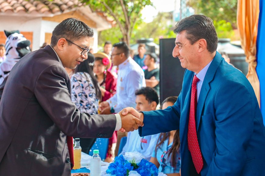 Alcalde de Tarija entrega material de escritorio,limpieza, deportivo y mobiliario nuevo