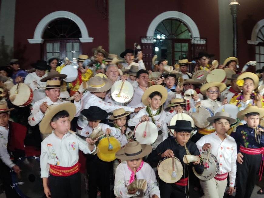 Entre coplas y tocando el erke y la caja