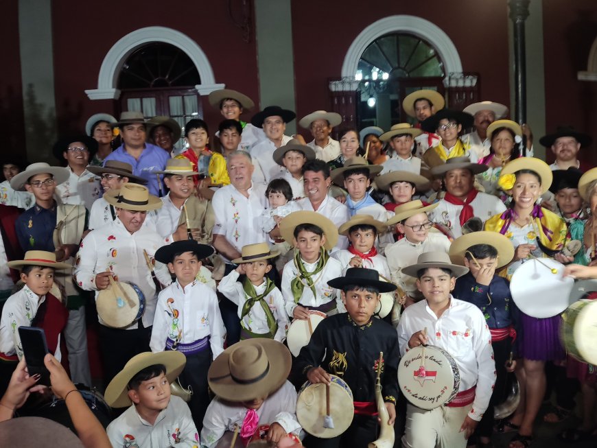 Entre coplas y tocando el erke y la caja