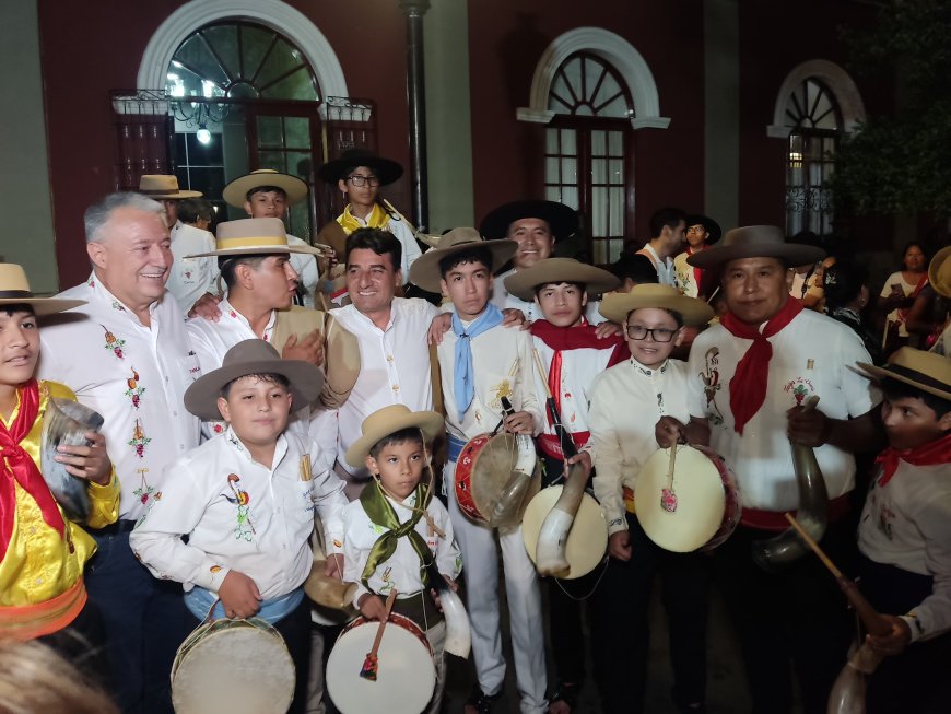 Entre coplas y tocando el erke y la caja