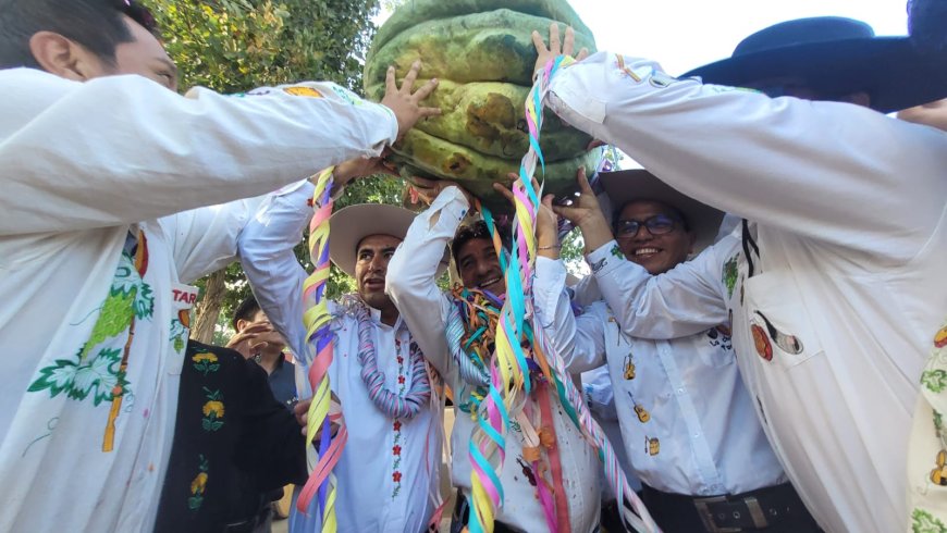 Alcalde de Tarija  bautiza al campo de los compadre con el nombre “Vicente Sapito Mealla”