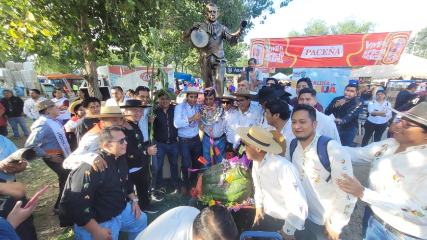 Alcalde de Tarija  bautiza al campo de los compadre con el nombre “Vicente Sapito Mealla”