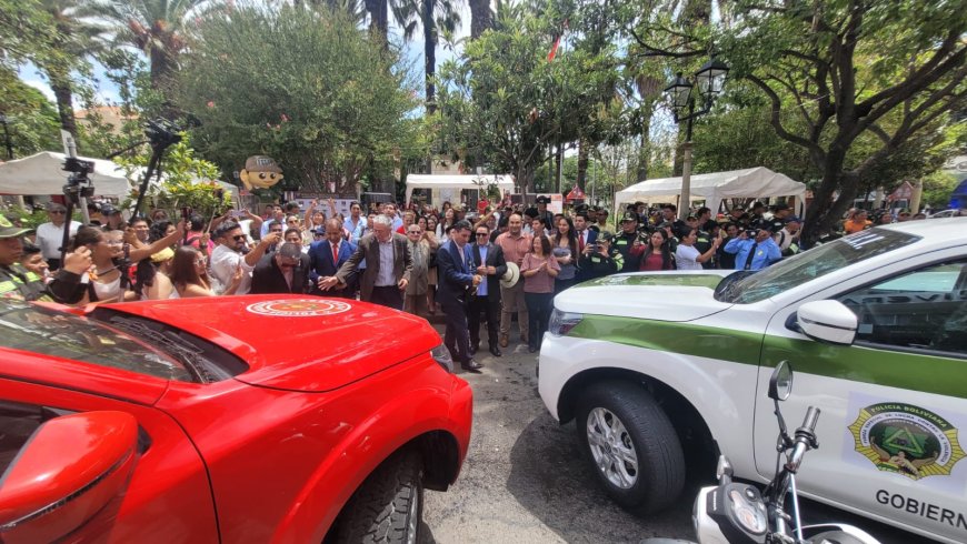 Alcalde de Tarija realizó la entrega de 10 camionetas, dos motocicletas y equipamiento para la Policía
