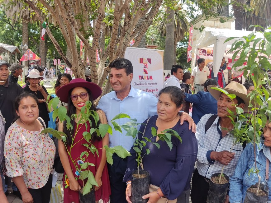 Alcalde de Tarija entrega plantines de nogal, manzana y durazno para mejorar la producción agrícola